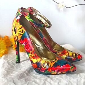 When Your Shoes POP! Vibrant Strap Stiletto Heels Metallic Gold Size 7